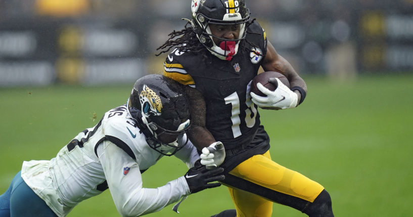 Pittsburgh Steelers wide receiver Diontae Johnson runs past Jacksonville Jaguars cornerback Darious Williams during the first half of Sunday's game in Pittsburgh, Pennsylvania.