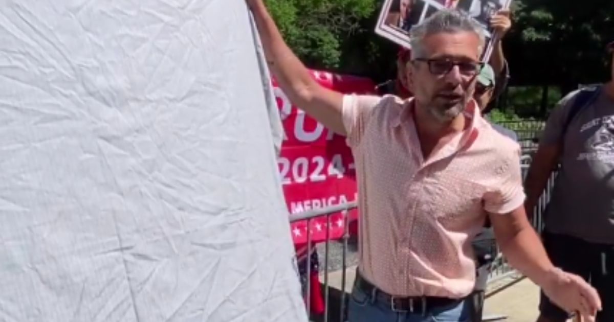 Following Robert De Niro's anti-Trump rant in Manhattan on Tuesday, conservative New York artist Scott LoBaido unveiled a piece of artwork across from the courthouse on Wednesday.