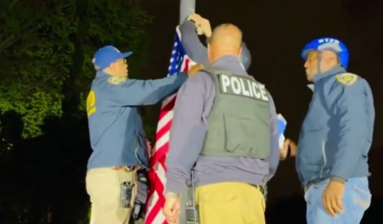 On Tuesday night, members of the NYPD took down a Palestinian flag and hoisted the American flag after removing ani-Israel protesters from City College of New York.