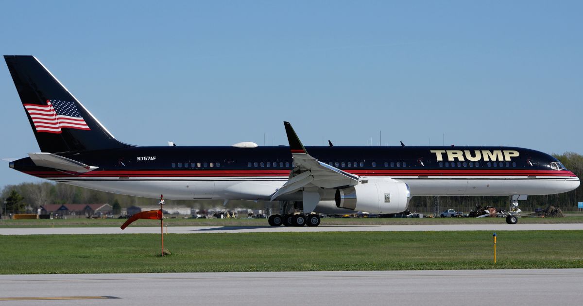 Donald Trump's 757 plane landing